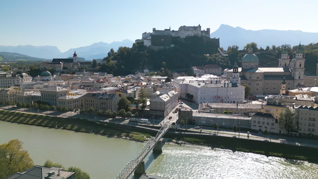 홀헨스부르크 요새 - 아름다운 날에 드론으로 촬영된 영화적 설립