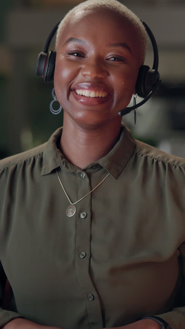 Smilende kvinne med headset, som ser inn i kameraet