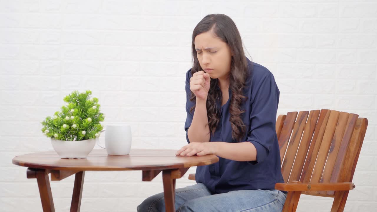 una joven india enferma que tose