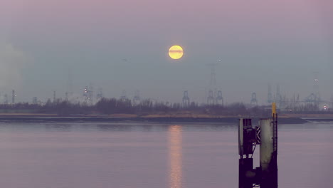 Impresionante-Vista-Del-Eclipse-Lunar-De-Luna-De-Sangre-De-Enero-De-2019-Al-Amanecer-Sobre-El-Río-Scheldt,-Amberes