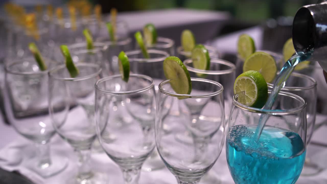 Primo piano della preparazione di cocktail mojito su un bancone.