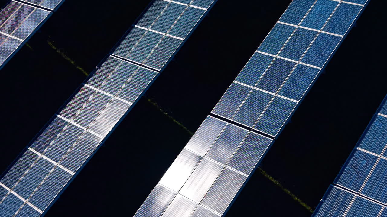 Pannelli solari sui tetti di giorno. File di pannelli solari catturano la luce solare in una giornata limpida, raccogliendo energia per l'uso in case o aziende.