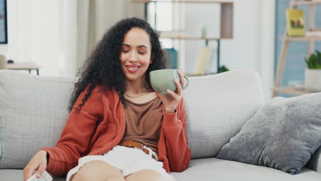 Frau-Entspannt-Sich-Auf-Sofa,-Kaffeetasse-Und-Schaut-Fern