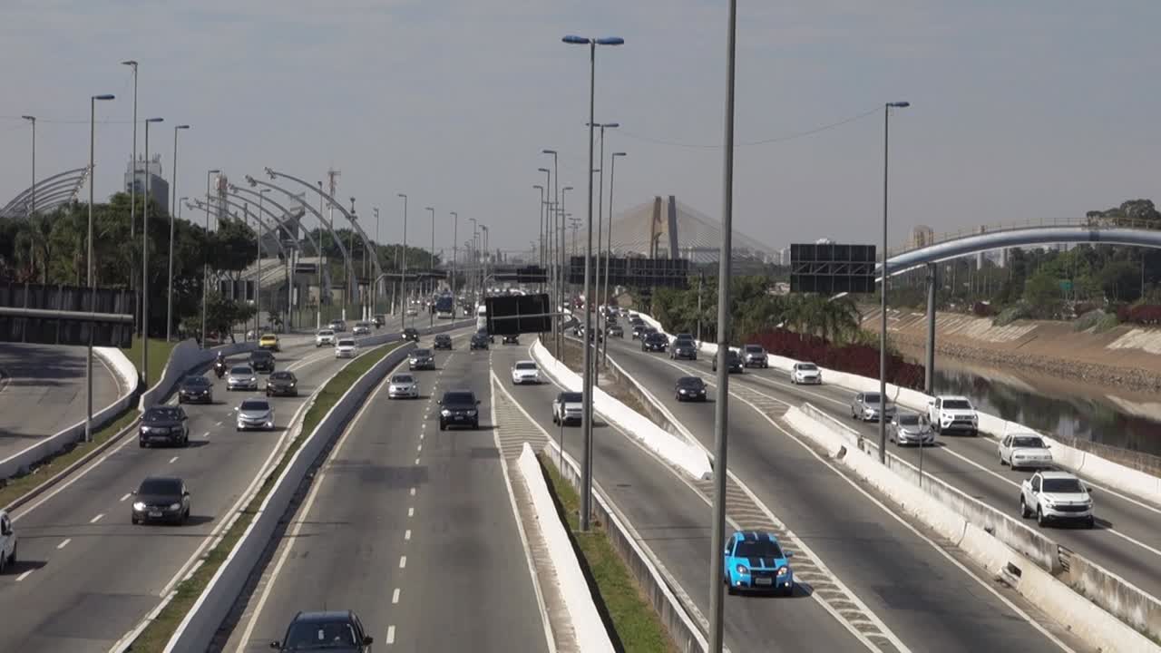intenso flujo de vehículos en la autopista marginal tiete en sao paulo, brasil