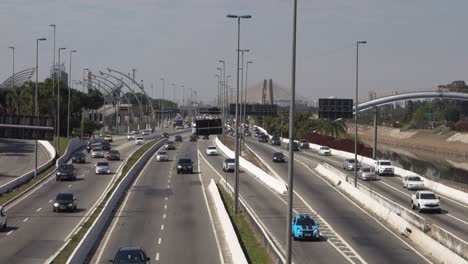 Intensiver-Fahrzeugstrom-Auf-Der-Randautobahn-Tiete-In-Sao-Paulo,-Brasilien