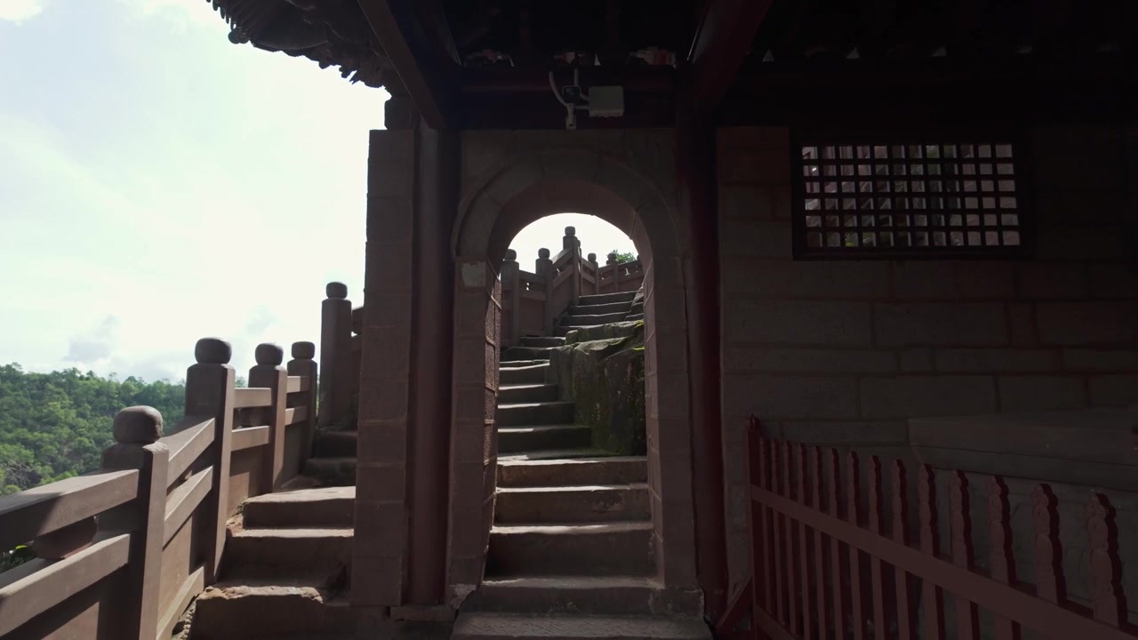 歴史的な赤石の回廊と石宝山寺の山の階段を巡る映画のような散策。本格的な仏教建築と穏やかな山の景色が広がる