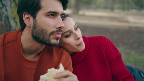 Pareja-De-Turistas-Comiendo-Bosque-Disfrutando-De-La-Naturaleza-Vertical-De-Cerca.-Familia-Feliz