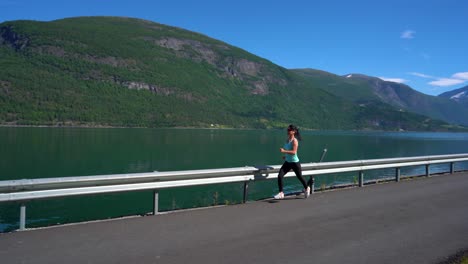 Mujer-Trotando-Al-Aire-Libre