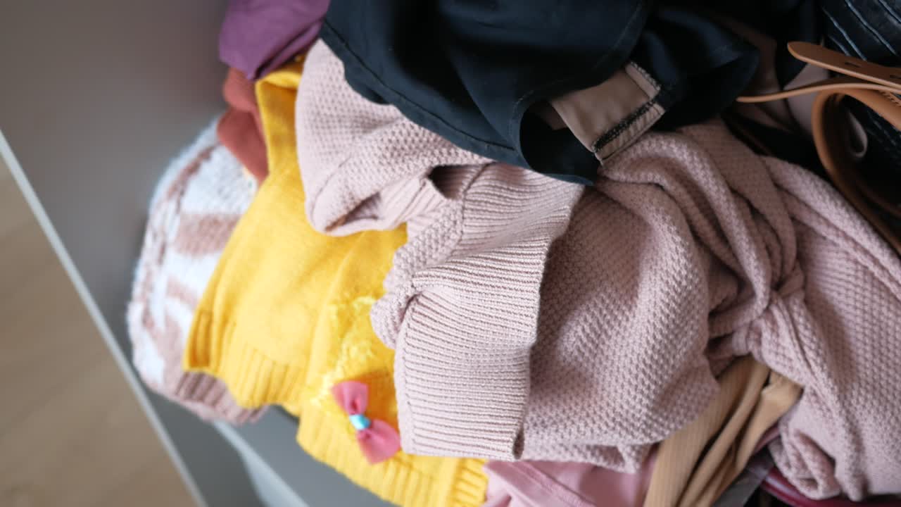 беспорядочная куча одежды и аксессуаров