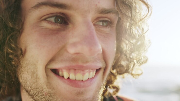 Ritratto del volto, sorriso felice e uomo in vacanza