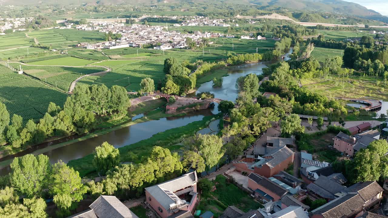 aldeia e campos em shaxi, yunnan, china.