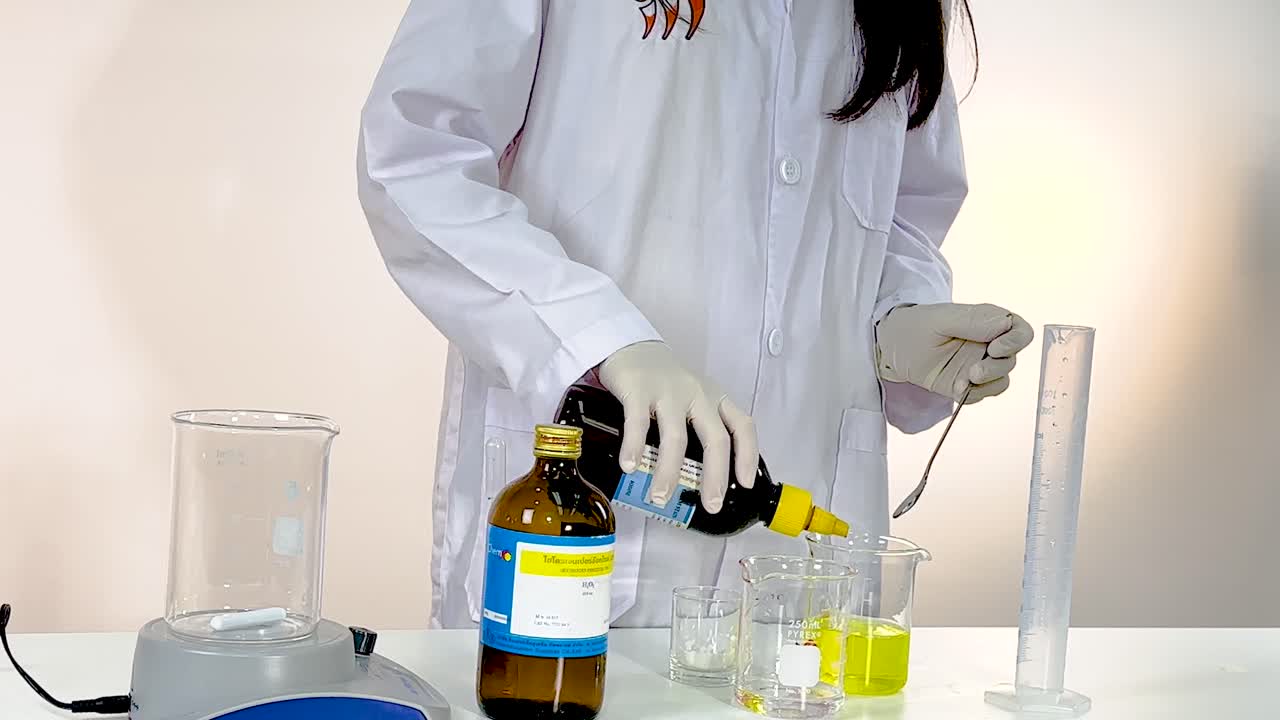 demostrando la reacción química con yodo y vitamina c