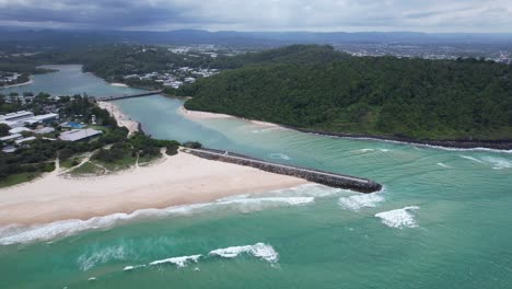 Tallebudgera-Creek,-Dann-Schwenk-Zum-Palm-Beach-–-Goldküste-–-Queensland,-Australien-–-Drohnenaufnahme