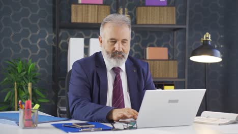 hombre de negocios valiente y seguro de sí mismo.