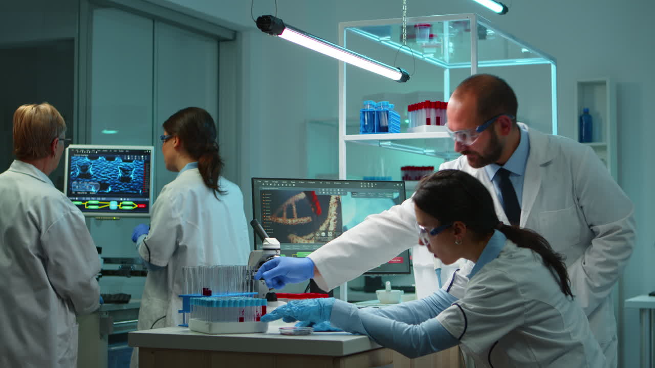 científicos de investigación que trabajan en computadoras analizando muestras de material genético