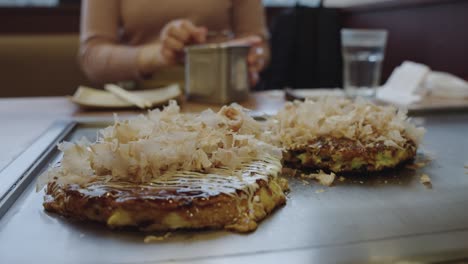 okonomiyaki, panqueque de verduras tradicional japonés que se está preparando