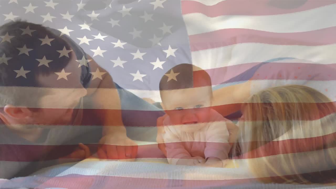 familia caucásica con nosotros ondeando la bandera en primer plano