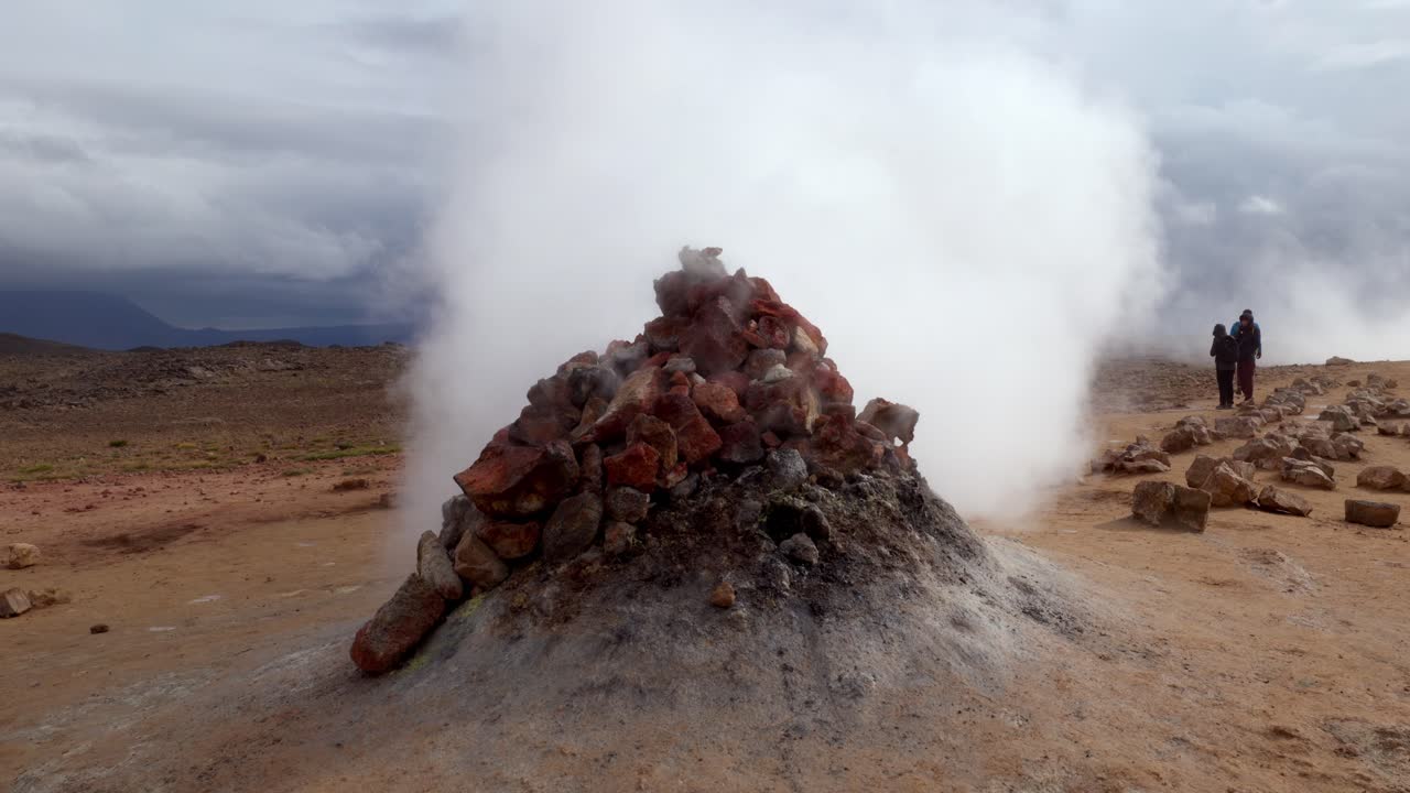 아이슬란드의 나마스카르드(námaskarð) 지열 지대에서 매우 빠르게 그리고 멈추지 않고 바위에서 나오는 거대한 푸마롤