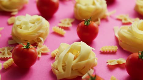 pasta cruda con tomates frescos