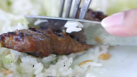 comer carne a la parrilla con arroz