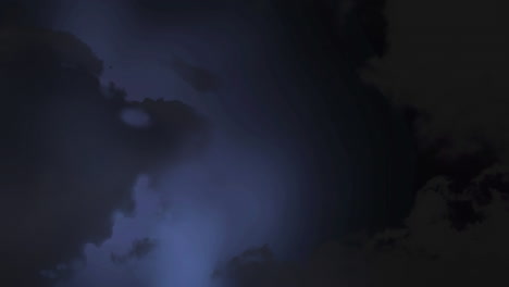 cielo con nubes oscuras y relámpagos