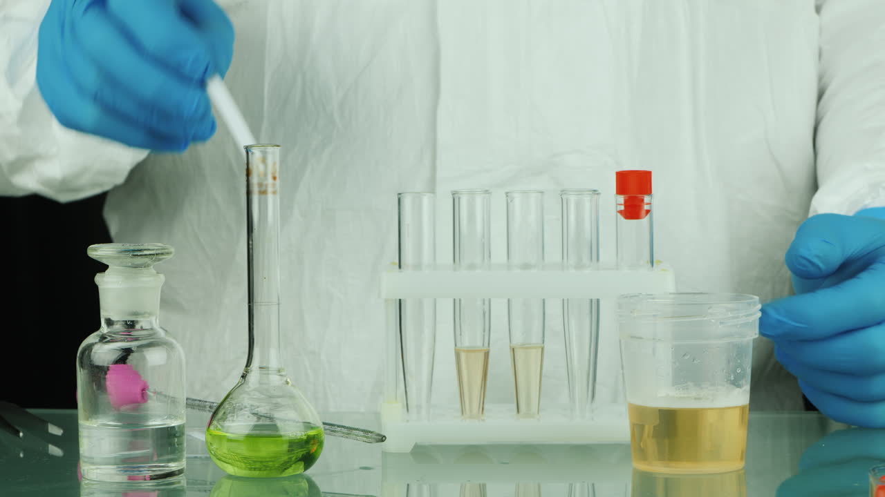 técnico de laboratorio hace una prueba de orina 1