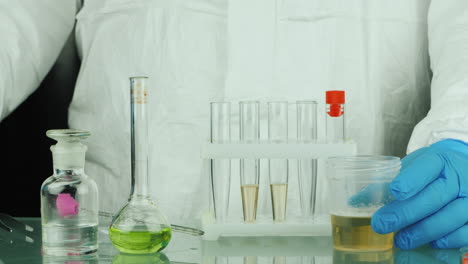 técnico de laboratorio hace una prueba de orina 1