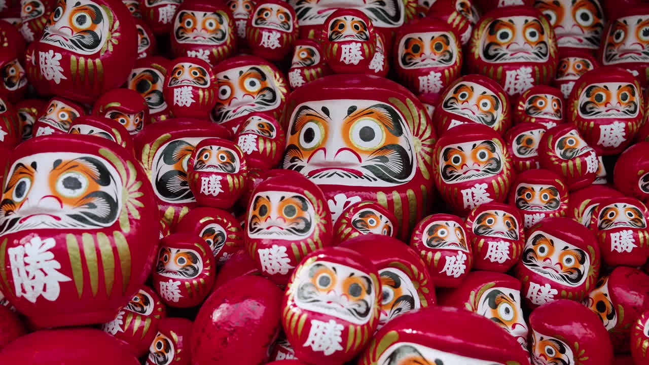muchas muñecas daruma rojas en el templo katsuo-ji en osaka, japón - alejar el zoom