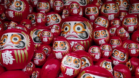 Muchas-Muñecas-Daruma-Rojas-En-El-Templo-Katsuo-ji-En-Osaka,-Japón---Alejar