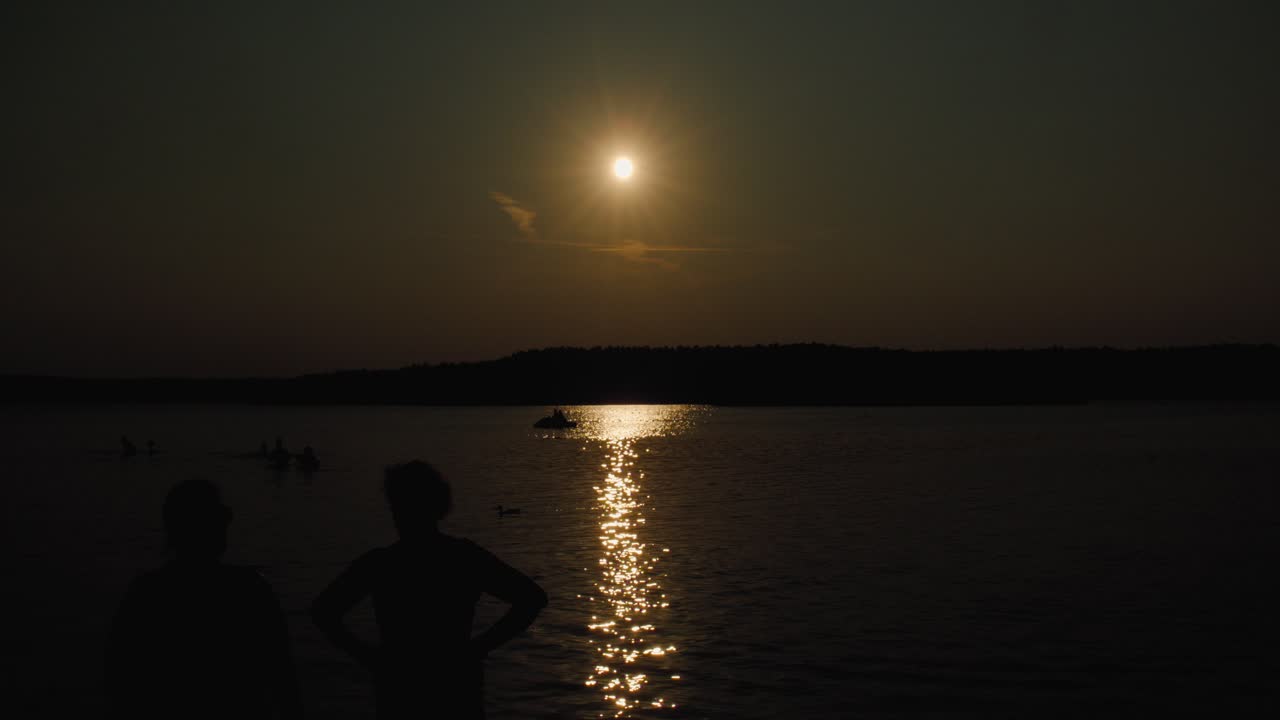 Hämärä kesäjärvi dramaattinen aurinko lomat