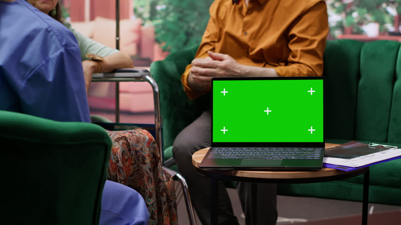 enfermera discutiendo con personas mayores en su casa junto a la llave de croma aislada