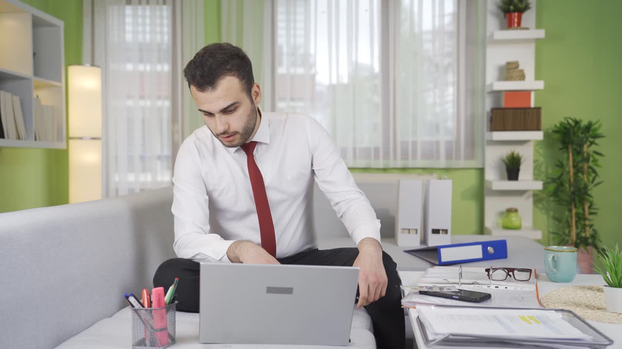el joven empresario está experimentando dificultades financieras.