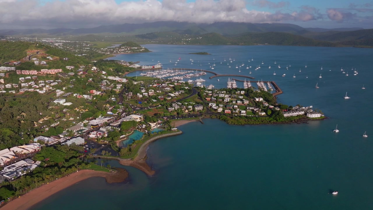 Laguna della spiaggia di Airlie Beach, drone aereo, Coral Sea Marina, Baia Pioneer, Porto di Cannonvale, cuore della Grande Barriera Corallina, isole Whitsundays, Whitehaven, alba, nebbia mattutina, nuvole, molo, barche a vela, svelamento progressivo