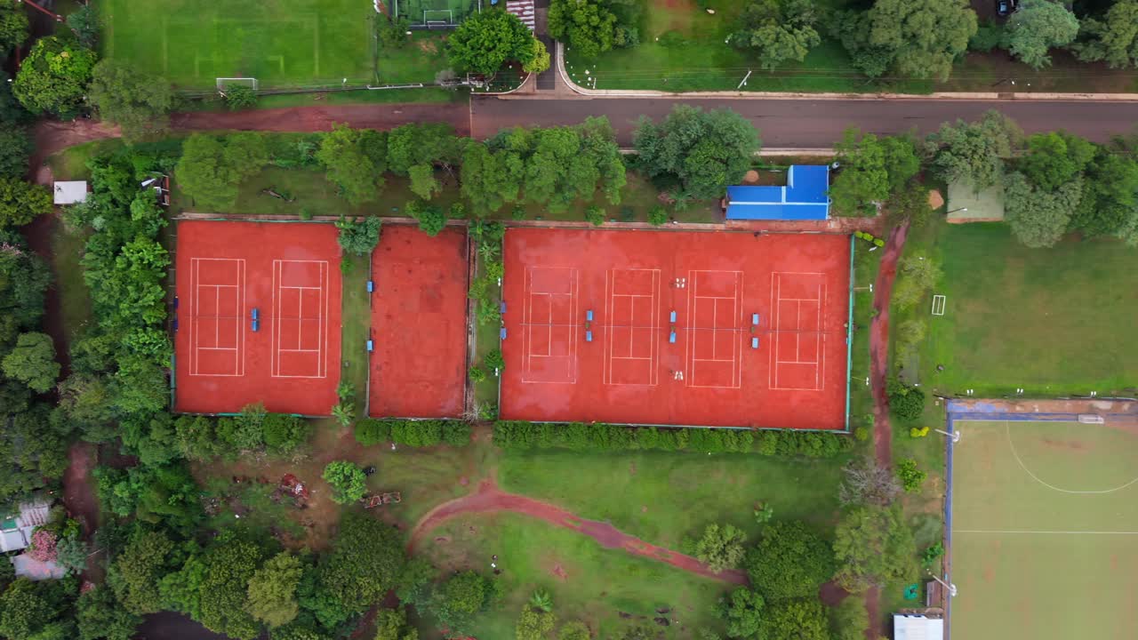 Complesso polisportivo con campi da tennis, campo da calcio e infrastrutture ricreative all'aperto per la comunità