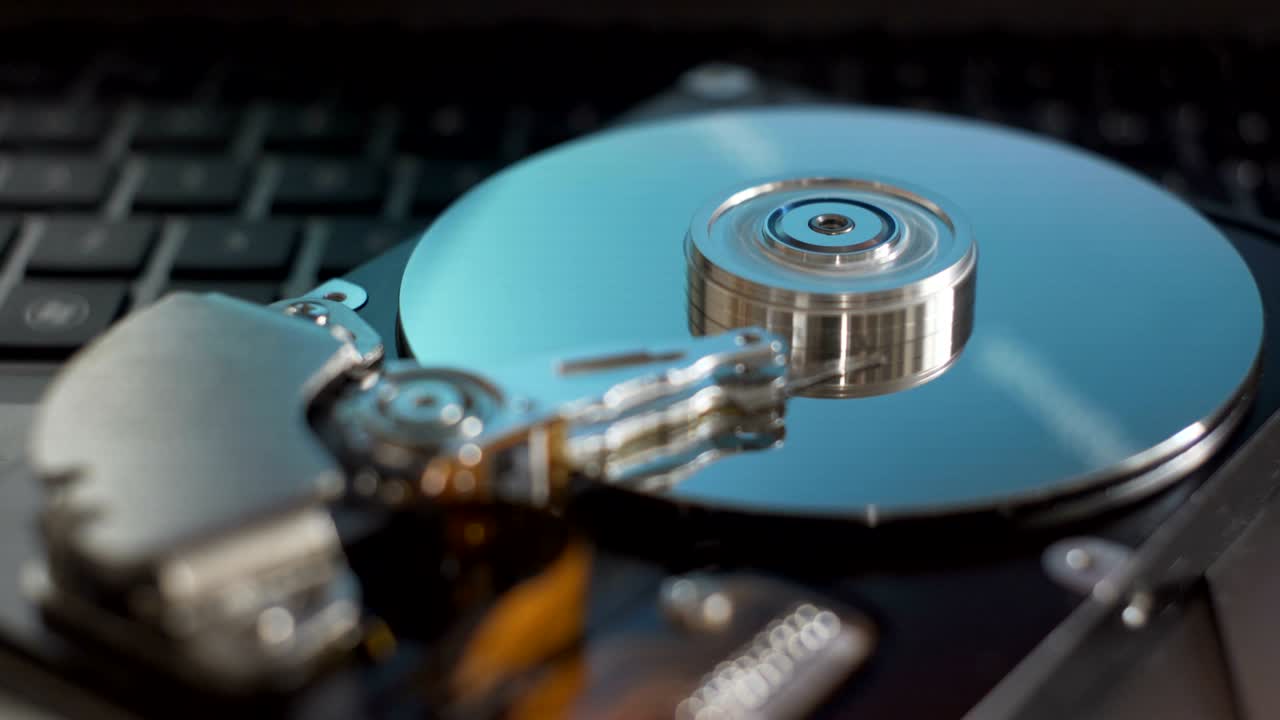 cinemagraph: 해체된 하드 드라이브의 작업 프로세스