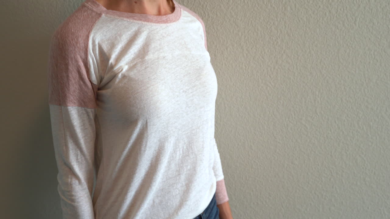 mujeres cargando un cargador completo de balas en una pistola semiautomática negra