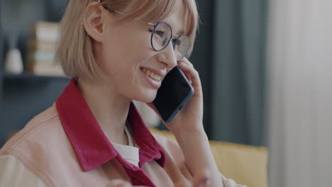 mujer en una llamada telefónica