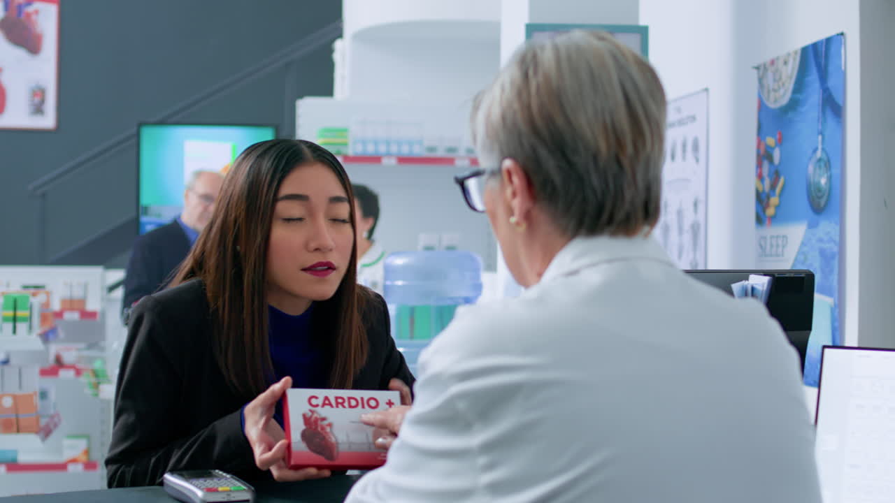 약사 의 도움 이 필요 한 여자