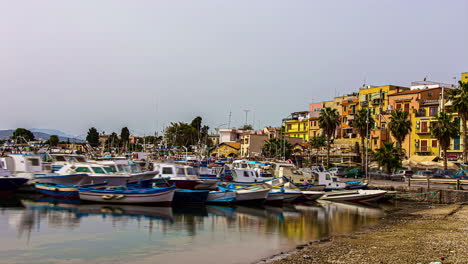 Zeitraffer-Vieler-Kleiner-Boote,-Die-Am-Strand-In-Italien,-Sizilien,-Vor-Anker-Liegen