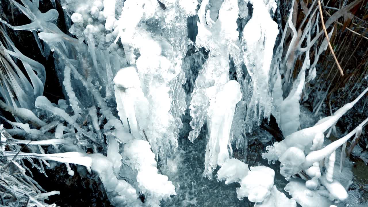 movimento lento della piccola cascata di ghiaccio causata dall'acqua del ghiacciaio