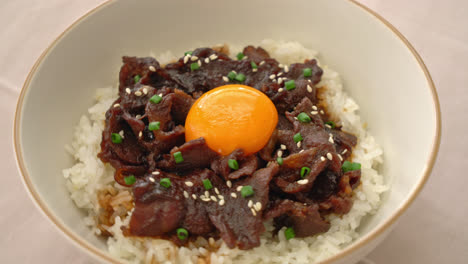 arroz con cerdo con sabor a soja o tazón de donburi de cerdo japonés - estilo de comida asiática