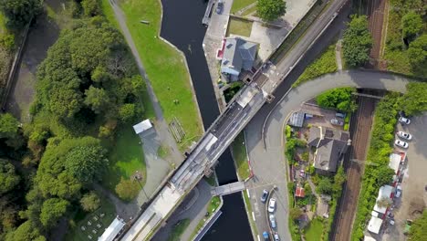 Fliegen-Sie-über-Den-Bowlinghafen-Und-Den-Kanal