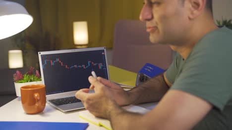 el hombre que perdió dinero en el mercado de valores está decepcionado.