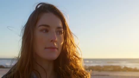 Primer-Plano-De-Una-Mujer-Bonita-Y-Pensativa-En-La-Playa-Durante-El-Atardecer-4k