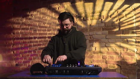 Man-with-black-cap-djing-at-the-disco