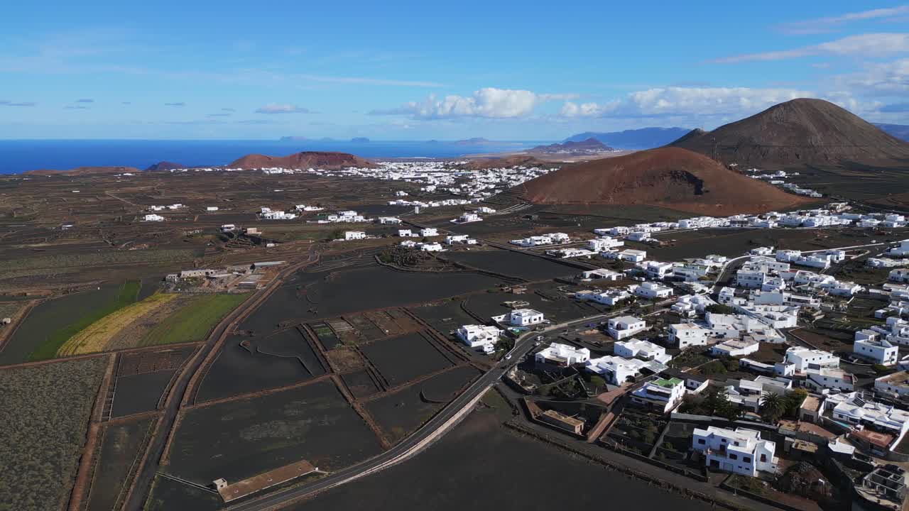 pueblo con sólo casas blancas en un paisaje volcánico