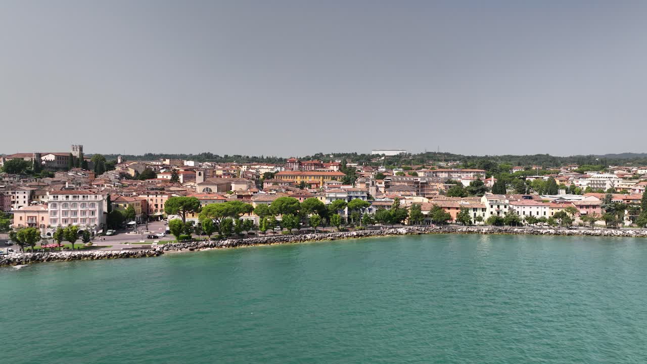 Città di Desenzano del Garda e panorama del lago, ripresa con drone.