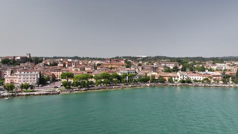 Desenzano-Del-Garda-Stadt--Und-Seepanorama-Drohnenaufnahme