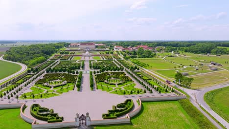 Vista-Panorámica-Del-Jardín-Barroco-Y-Del-Palacio-Schloss-Hof-En-Austria---Toma-De-Drones