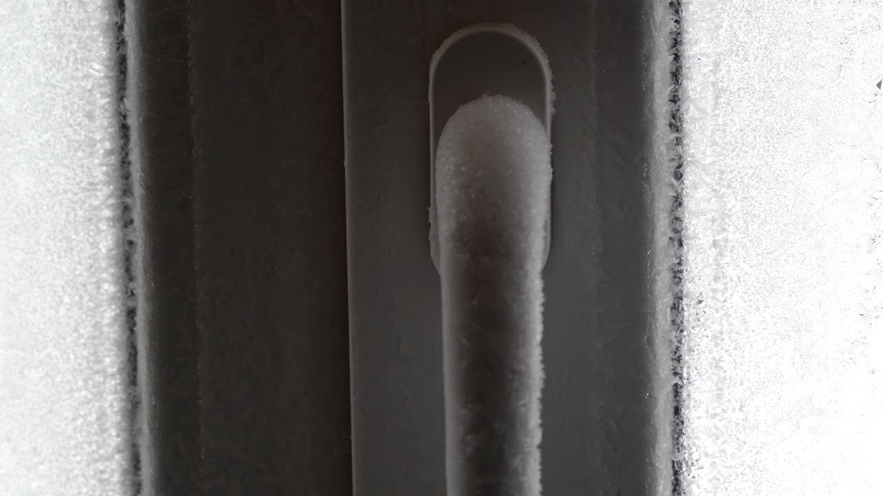 문에서 얼음으로 가득 찬 문 손잡이